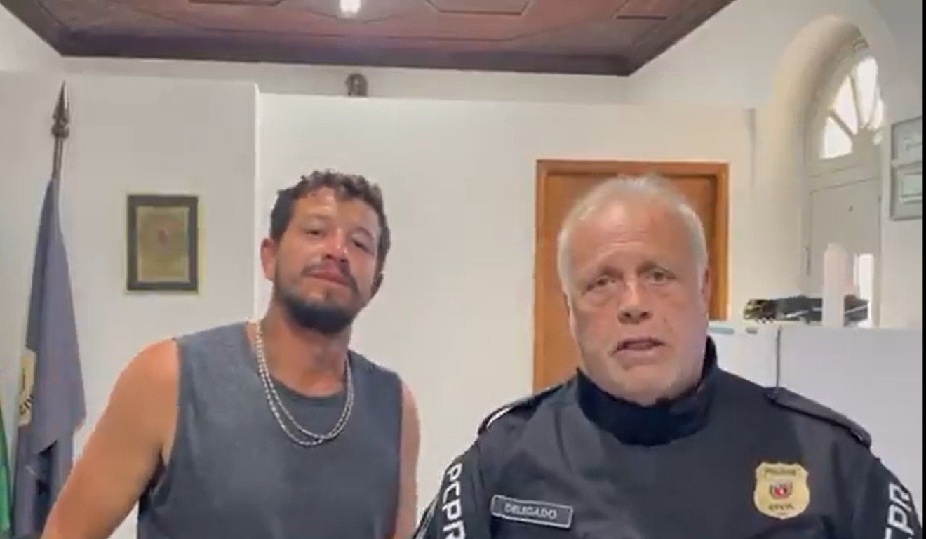 torcedor-que-invadiu-gramado-em-athletico-x-corinthians-se-apresenta-a-policia:-“foi-bebida”